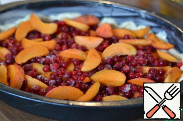 Cut the apricots in half.
Remove the bone and cut into
Half moons.
We spread apricots and red currants on the dough (I
have frozen.)
