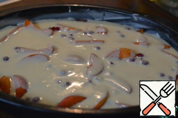 Pour in the fruit.
Bake in a preheated oven at 180 g for 40 minutes.
Turn off the oven and leave the pie for 10 minutes with the door open.