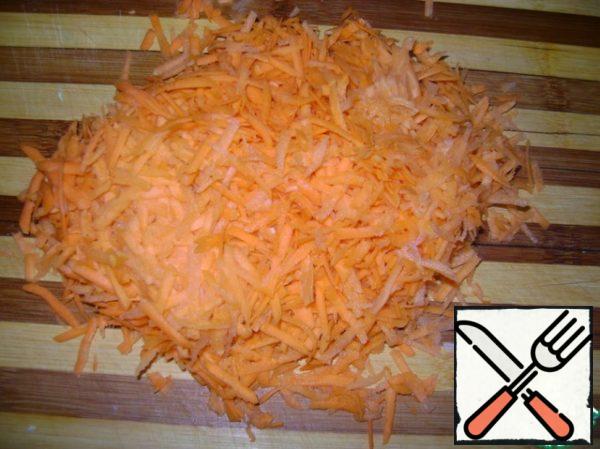 Grate the carrots on a coarse grater.
