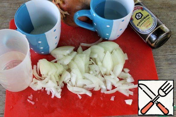 Peel the onion, cut into half rings and marinate in a mixture of water, vinegar, soy sauce and sugar.