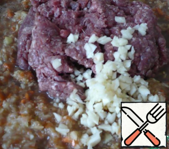 Add the vegetable mass of minced meat and finely chopped garlic and mix again. Add the flour and mix again until smooth.