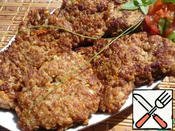 Fry ftitter on medium heat until Golden brown on both sides. Serve vegetable fritter with minced meat in a warm form.