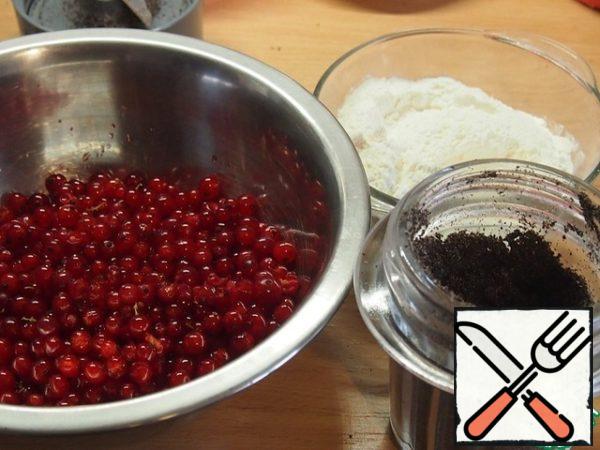 Wash the currant, dry it, clean it from the stalk (I do it with a fork).
If you don't have ground poppy seeds, just grind the poppy seeds in a coffee grinder.