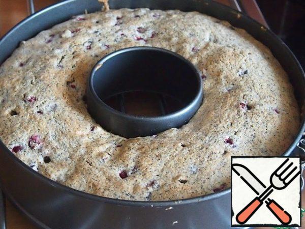 Put the cake in a preheated oven and bake at 160 degrees for about 45-50 minutes. Readiness, as always, check with a match.
Ready cake completely cool and remove from the mold.