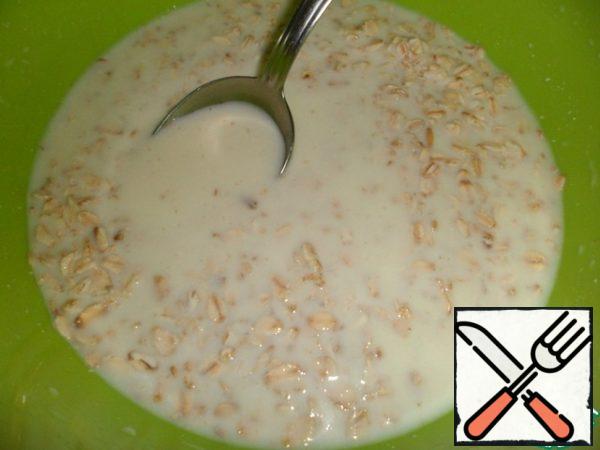 Mix oatmeal with yogurt and warm milk. Set aside for 20 minutes.
