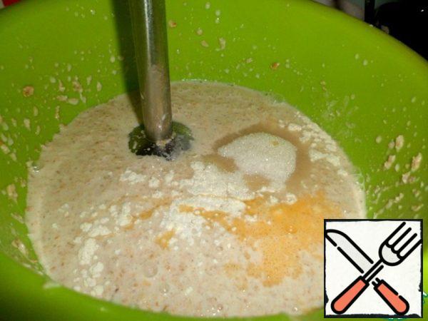 To break the immersion blender. Add baking powder, baking soda, salt, sugar and egg. Slightly to punch in a blender, just mixed.