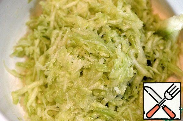 Zucchini peel, to grated, salt. Leave on for 10 minutes, then squeeze well.