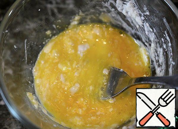 Egg grind a fork with feta.
