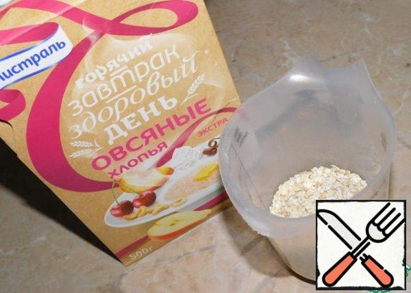 Measure out the required amount of oat flakes. Crush them.
