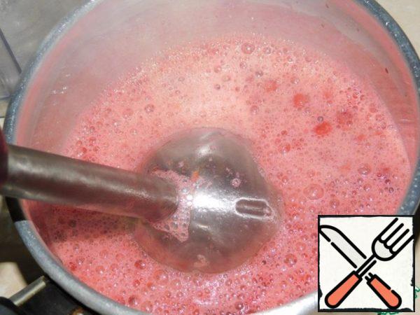 For the sauce, pour in 100 ml of water and bring to a boil. Grind in a blender in a puree.
