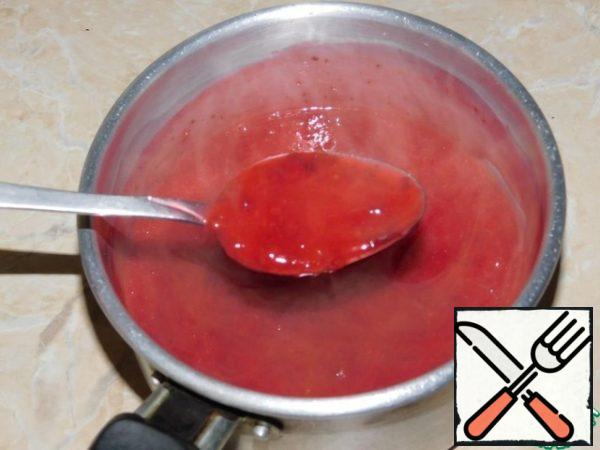 Separately, mix the starch in 80 ml of cold water and pour into the hot lingonberry puree. Warm a little until thick. But no boiling. The finished sauce cool slightly and serve, watering their pancake.