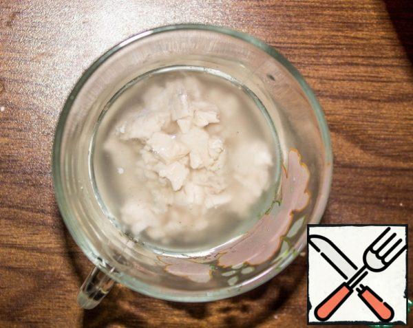 Dissolve the yeast in 50 ml of water.

