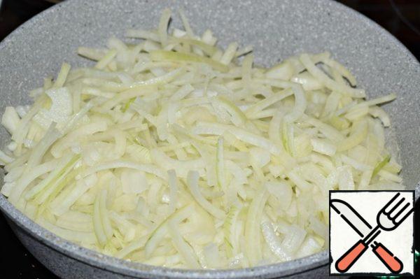Filling.
Onions cut into half rings.
In a deep frying pan melt the butter, add vegetable oil.
Put onions in the pan. Cook onions until cooked over medium heat, stirring occasionally.
