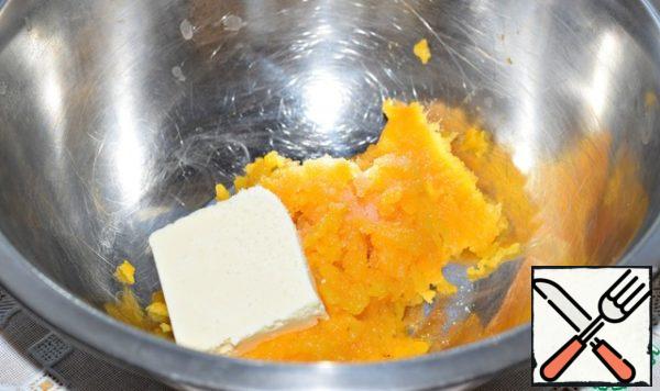 Dough.
While the filling cools down to prepare the dough.
Grate boiled or baked pumpkin on a small grater or grind with a blender. Add to pumpkin soft cream oil.