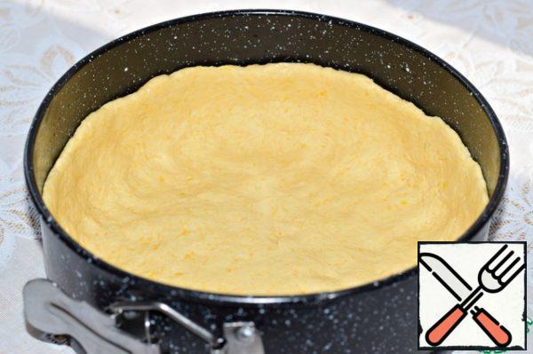 Split baking dish (diameter 18 cm) grease with vegetable oil.
The dough is spread evenly in the form, to generate high sides to the filling is well fit and the fill does not leak.