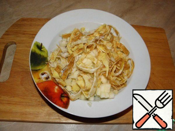 Cut the pancakes into strips, add to the salad.
