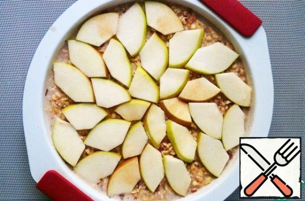 Cut the apples into slices, put them on a mosaic of hazelnuts.