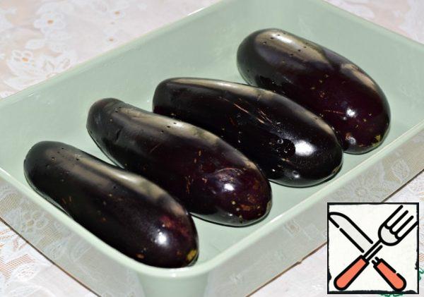Prick the eggplant in several places with a fork. Put in a baking dish, greased with vegetable oil. Put in the oven, preheated to 220°C, and bake for 10-15 minutes.
Then turn them over, cook for another 10 minutes, until soft. Willing to test, puncture a vegetable knife.
Eggplant should take a small size, preferably young, so they are not bitter.