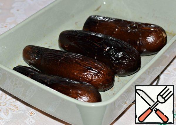 Eggplants are ready. Let them cool for a few minutes.
If you do not welcome eggplant in the skin, remove it, it will not be difficult.