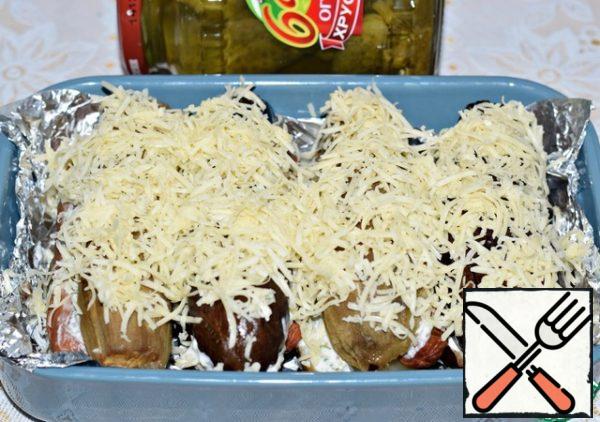 Sprinkle with grated cheese on top.
Bake in a preheated oven at 200°C for 10-12 minutes.