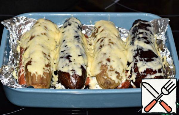 You're done!
Serve the eggplant hot dogs with the remaining sauce.