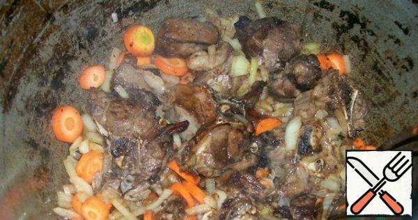 Throw the sliced onions to the meat, fry until Browning onions, add carrots, cut into thick rings, Zira, fry a little more. Pour water, let boil, remove foam and cook as usual broth over low heat for about 1 hour.