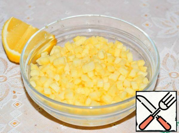 Apples to peel, cut into small cubes, posting in Cup and immediately pour lemon juice, to apples not darkened. Stir.
150-170 g. - weight is indicated for already peeled fruit.