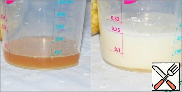 Drain the syrup from the apples into a measuring Cup. Add milk and add warm water so as to obtain 250 ml of liquid.
Since apples can be different juiciness, the exact amount of water is not specified.
