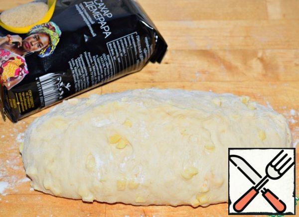 Twist the dough layer into a loose roll. Carefully fasten the seam.
