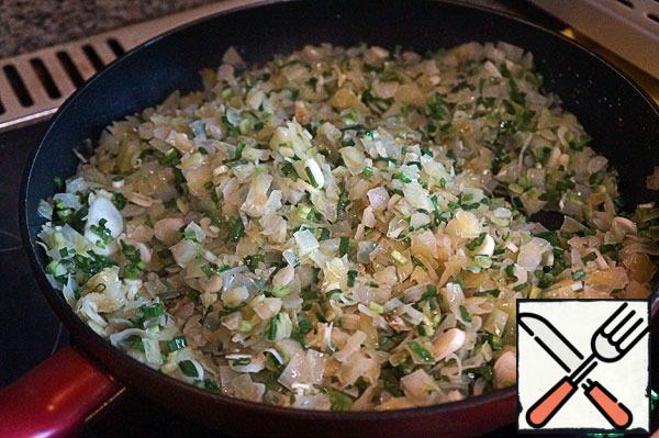 In a frying pan, melt the butter, put the cabbage, fry over medium heat until soft. Add the green onions, salt, stir and simmer for another 5 minutes.