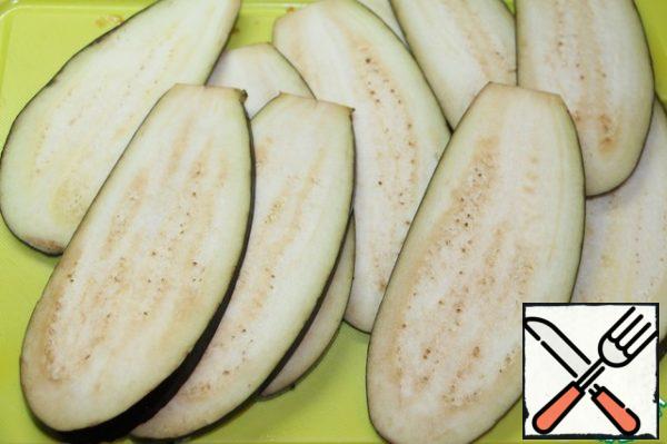 Cut the eggplant into thin slices.