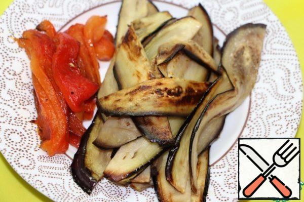 Pepper is cut into strips, eggplant is also better cut in half along the length.
