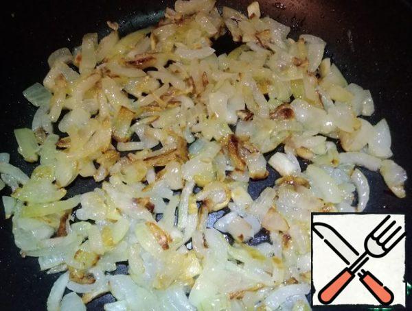 Fry the onion until the potatoes are ready. Cut the cucumber into small pieces. In parallel, we are engaged in filling.
