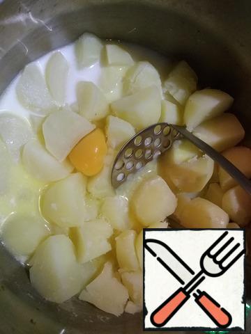 In boiled potatoes add the egg, butter and a little milk and puree.
