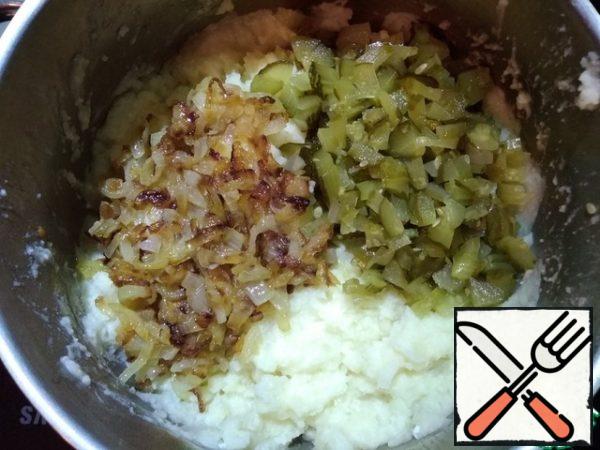 To puree add onions and cucumbers. Just stir with a spoon. If until very hot, then leave to cool slightly before adding the flour. Add the sifted flour gradually until the dough becomes viscous. It will take about a glass of flour.