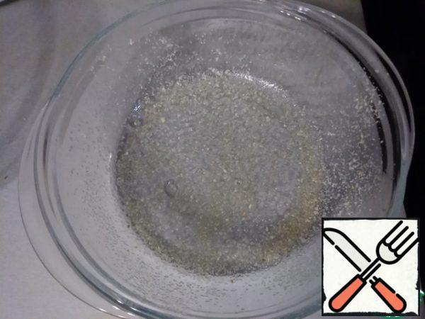 Prepare the form-a little grease with oil and sprinkle with breadcrumbs.