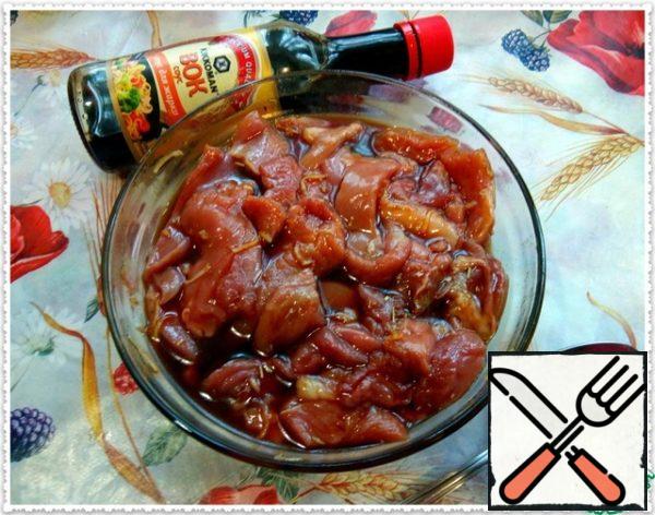 Add the turkey pieces to the marinade, mix well, set aside for at least 30 minutes. At this time, we can do other ingredients.

