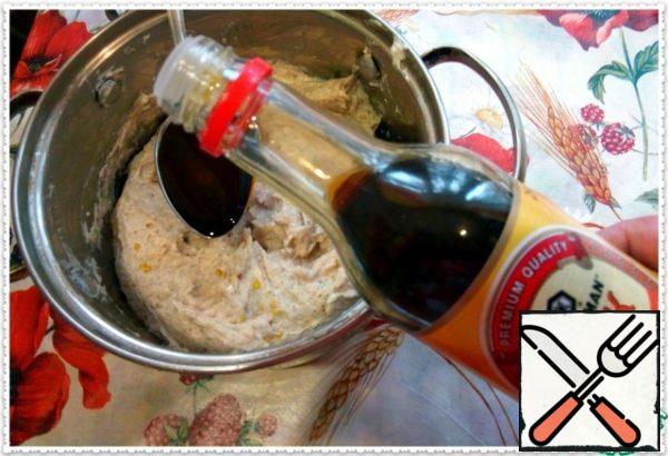 Pour 1 tablespoon of soy sauce into minced meat for juiciness and harmony of taste.