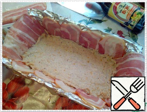 Next, fill out our form. There is absolutely optional, you can mix the slices of Turkey with minced chicken and all together put in a baking dish. I decided to do it in layers. The first layer in the form spread a layer of chicken meat, about 1/3 of the total mass and distribute it along the bottom.