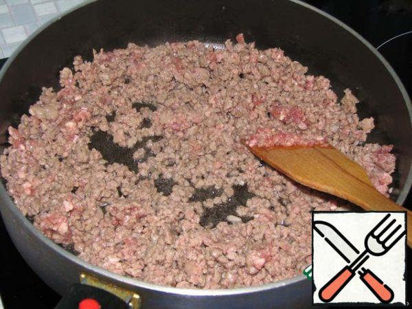 In a frying pan fry the minced meat.