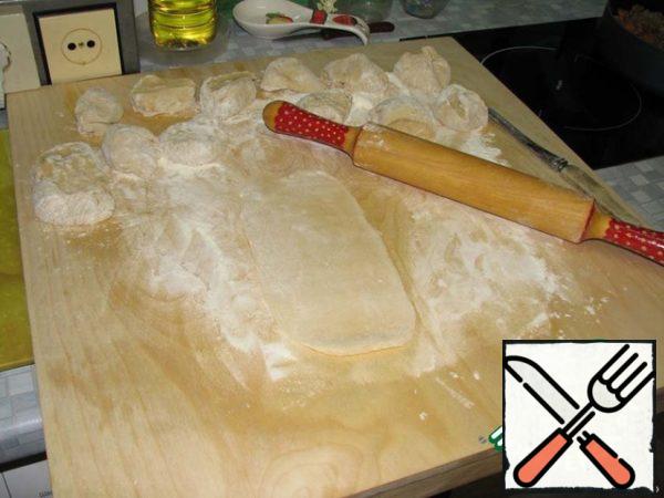 Divide the dough into 14 pieces. 12 of them roll out on a floured surface in strips about 6 cm wide and 1 mm thick.