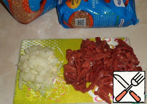 While buckwheat is cooked, finely chop the onion. Wash the liver, remove the films and cut.
