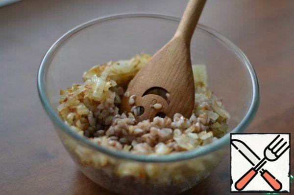 Finely chop the onion and fry in 2 tablespoons of sunflower oil. Add to the buckwheat and let cool.
