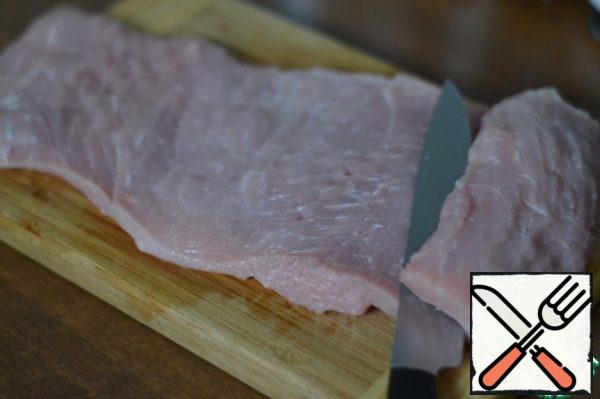 Cut the meat to the end. I tried to show in the photo how everything happens.
Cover the meat with plastic wrap and beat it off. Lightly season with salt and pepper.
Sprinkle with half the marjoram.