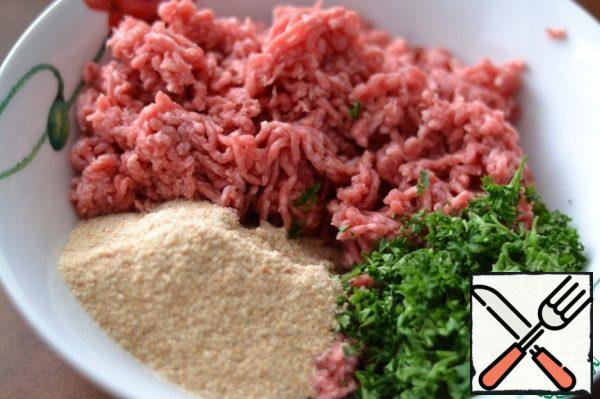 In a separate bowl, mix the minced meat (I have beef), breadcrumbs and finely chopped parsley.
