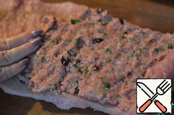 We spread the filling on the prepared meat. Spread over the entire surface.
