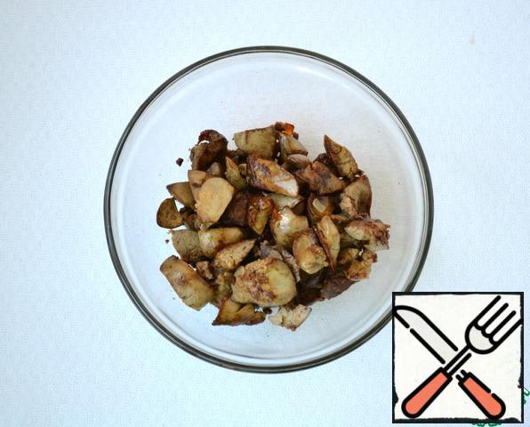 Chicken liver wash, boil in salted water for 2-3 minutes, throw in a colander. Cut into small cubes. Fry in the same pan in which fried onions and garlic for 2-3 min., until slightly Golden brown.