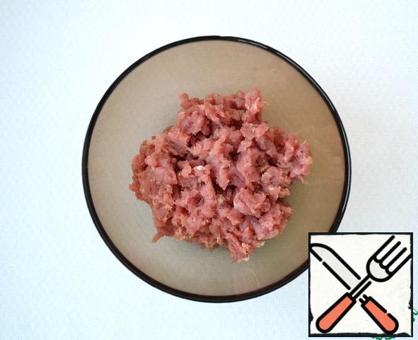 Prepare minced meat (pork or pork-beef).