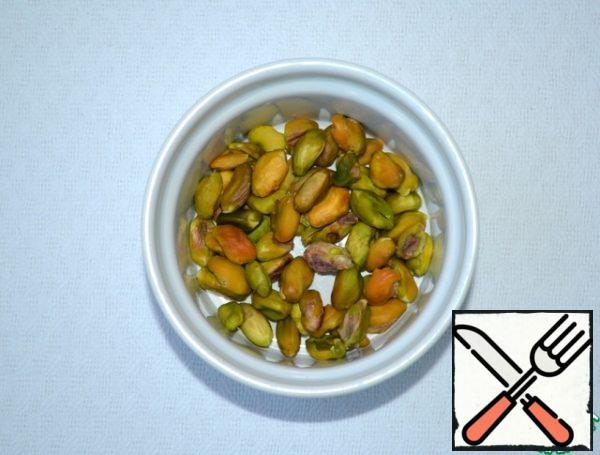 Pistachios (I have salted, peeled from the shell) pour boiling water. Leave for 2-3 min. peel.
