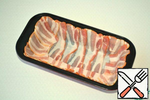 Of deep rectangular form slightly greased with vegetable oil. Lay strips of bacon around the perimeter of the shape overlap.